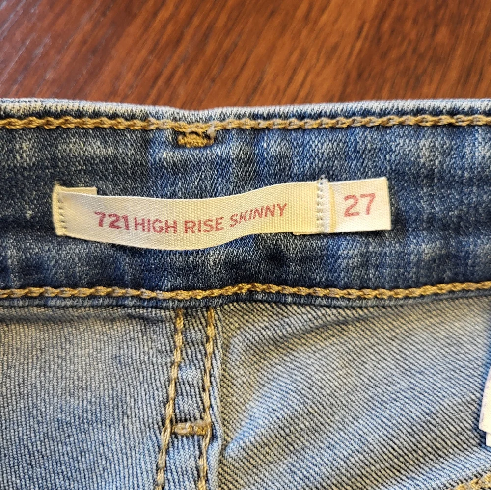 Levi's Women's 721 Hi-Rise Skinny Size 27 Light Wash Distressed Stretch Jeans